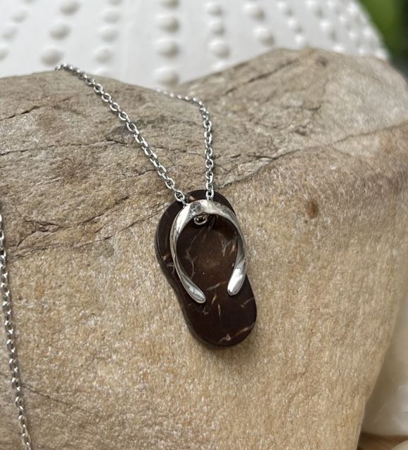 Mélange élégant de tradition et d'exotisme, le pendentif savate affiche votre amour des îles - livraison gratuite