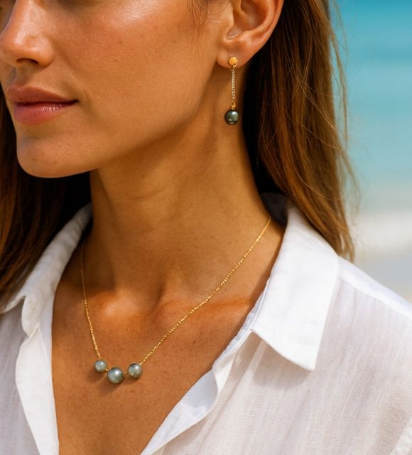 Adoptez un look chic au quotidien avec les boucles d'oreilles perles de Tahiti "Naya" - réalisées pour vous en France - certifiées et garanties