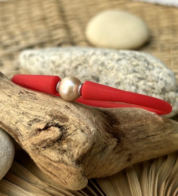 Bijou en perle de Tahiti aux reflets rares et lustre exceptionnel. Certificat d’authenticité et livraison sécurisée – Poemotu.