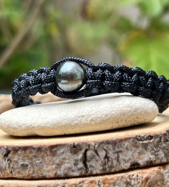 Au cœur de ce design audacieux repose une vraie perle de Tahiti de 10.80mm. Sa couleur bleue fascinante et son très beau lustre capturent l'essence mystique des océans polynésiens.