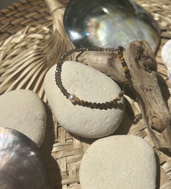 La perle favorise la guérison émotionnelle, apporte l'équilibre et renforce l'intuition. Elle est associée à la féminité, la maternité et la protection