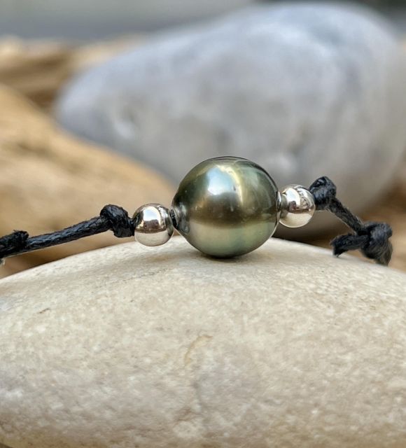 Adoptez cet adorable bracelet coton et sa véritable perle de culture de Tahiti de couleur peacock au très beau lustre - certificzt GIA - livraison gratuite