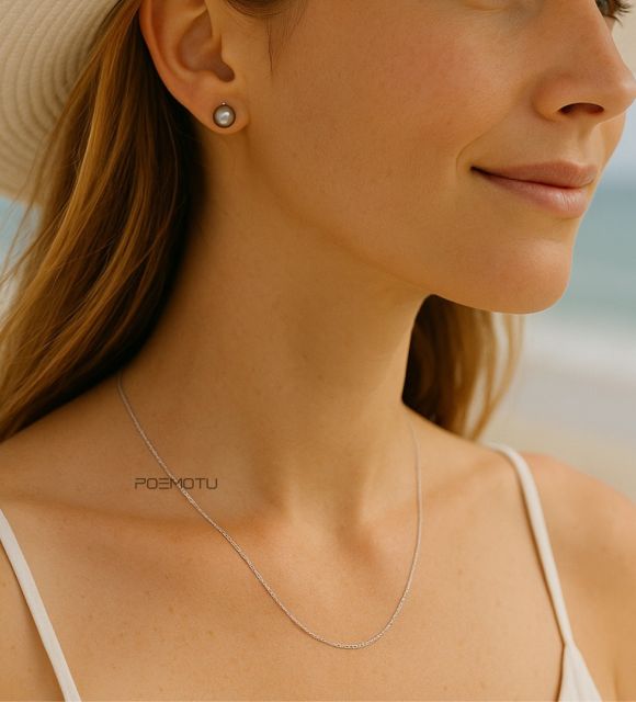 Fine, lumineuse et parfaitement équilibrée, cette chaîne en or blanc 18 carats, dotée d’une maille Forçat ronde de 1,10 millimètres de diamètre