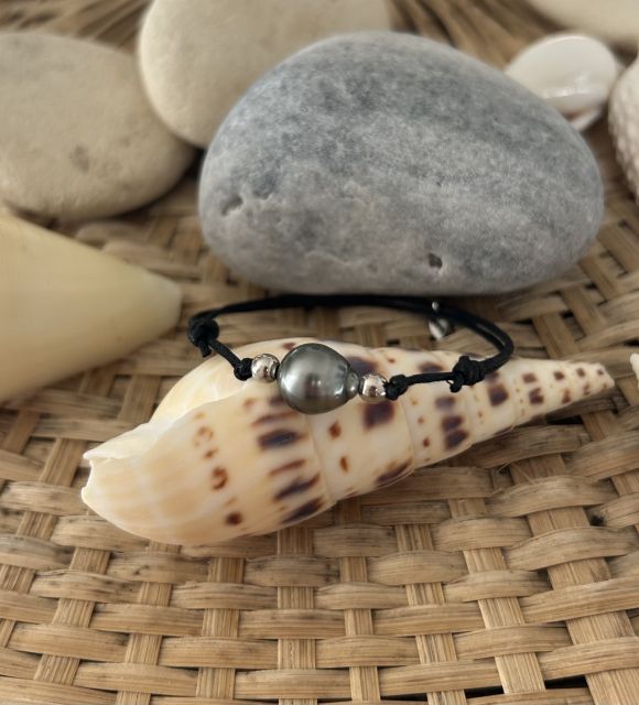 Adoptez cet adorable bracelet coton et sa véritable perle de culture de Tahiti de couleur grise au très beau lustre - livraison gratuite