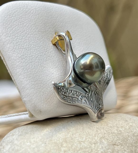 Bijou en perle de Tahiti aux reflets rares et lustre exceptionnel. Certificat d’authenticité et livraison sécurisée – Poemotu.