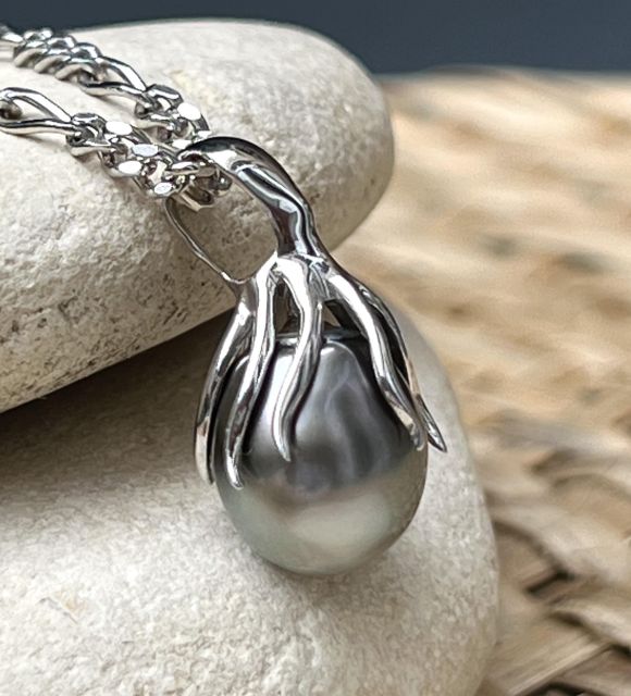 Une perle de Tahiti véritable en direct des fermes perlières de Tahaa orne un pendentif pieuvre - argent rhodié - ouvrage artisanal - livraison gratuite - Saint Valentin - Fête des Mères