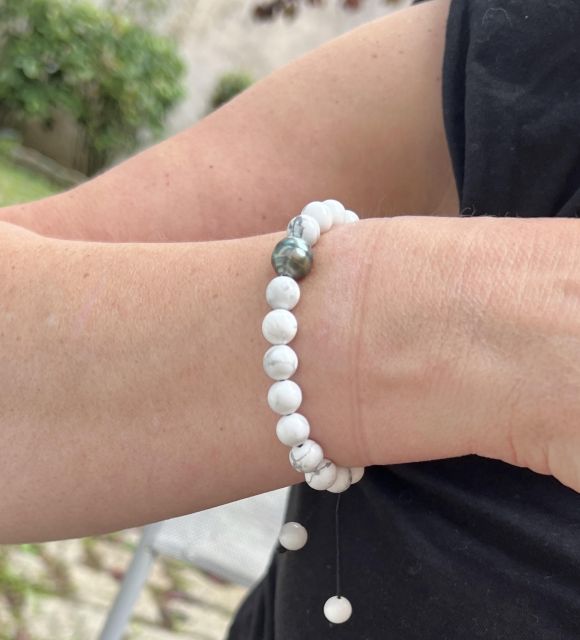 Ce bracelet tahitien marie la sérénité minérale à la vibration vivante du Pacifique, pour un équilibre intérieur à la fois apaisant et rayonnant.