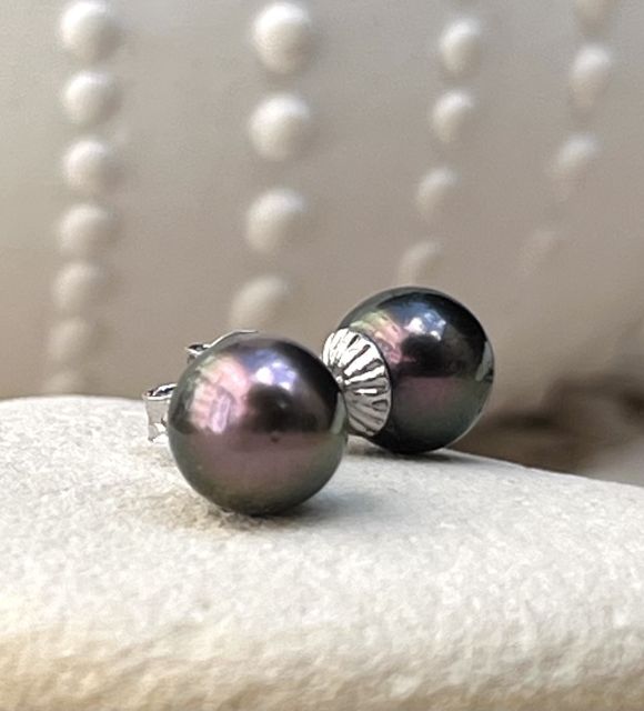 Fondez pour nos boucles d'oreilles "clous" en argent avec de somptueuses perles de culture de Tahiti