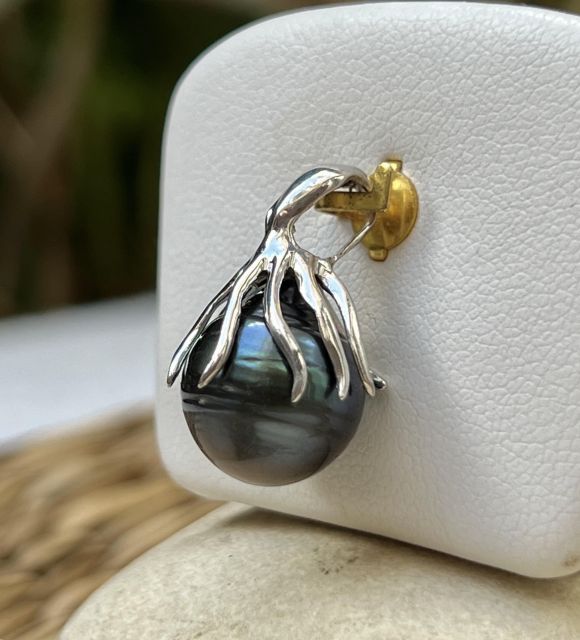 Une pieuvre en argent rhodié enlace une perle de Tahiti semi-baroque cerclée de 11,84 mm, bleu violet au très beau lustre