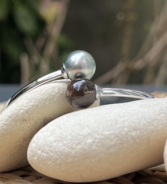 Harmonie parfaite entre le quartz fumé et la véritable perle de Tahiti au diamètre de 11.11mm - Bracelet créé dans notre atelier - livraison gratuite