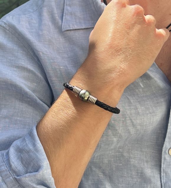 Découvrez Maohirii, le bracelet homme en cuir tressé et grosse perle de Tahiti - une pièce rare - certifié et garanti - livraison gratuite sécurisée