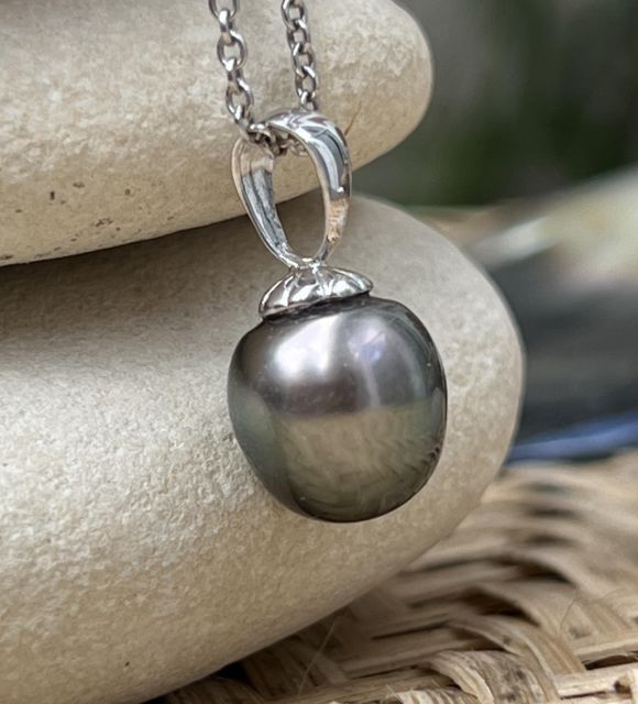 Découvrez Maeva, un pendentif en perle de Tahiti authentique - perle recherchée - pièce unique - certificat authenticité - garantie - livraison sécure gratuite
