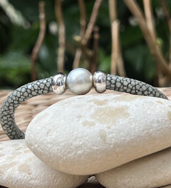 Bijou en perle de Tahiti aux reflets rares et lustre exceptionnel. Certificat d’authenticité et livraison sécurisée – Poemotu.