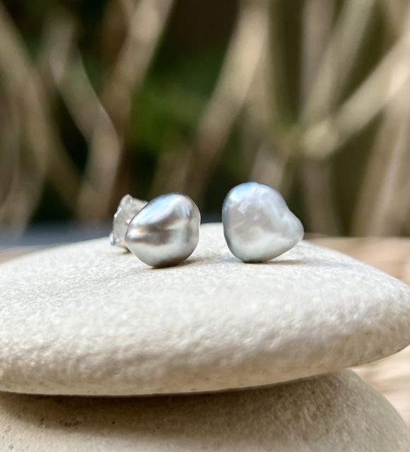 Joya en perla de Tahití con reflejos raros y brillo excepcional. Certificado de autenticidad y entrega segura – Poemotu.