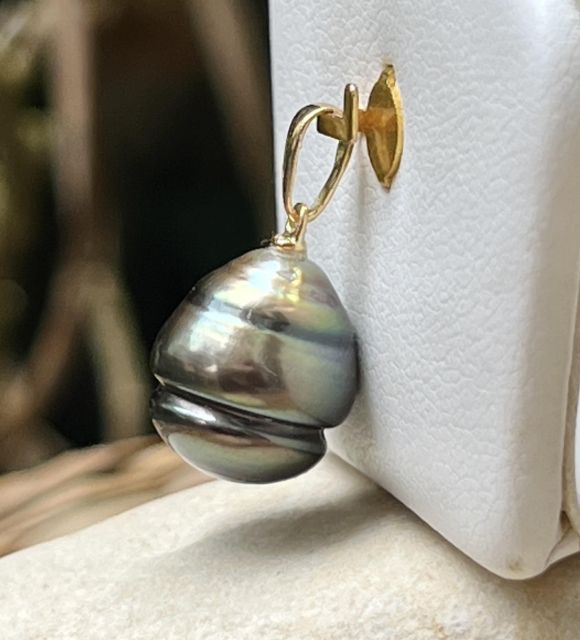 Ses deux cercles parfaits racontent le temps et l’océan : une pièce unique, rare et singulière, pour les amoureux des perles atypiques.