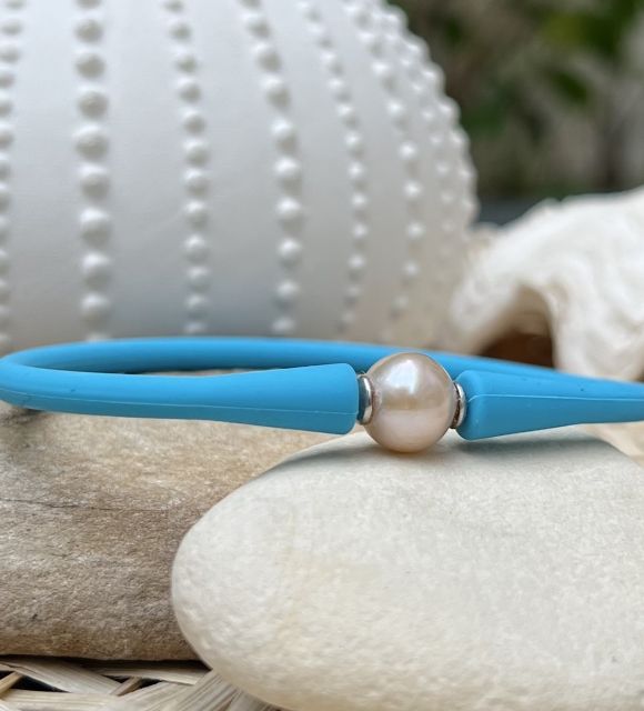 Préparez votre été avec notre bracelet en silicone bleu avec une perle d’eau douce authentique aux nuances rosées !