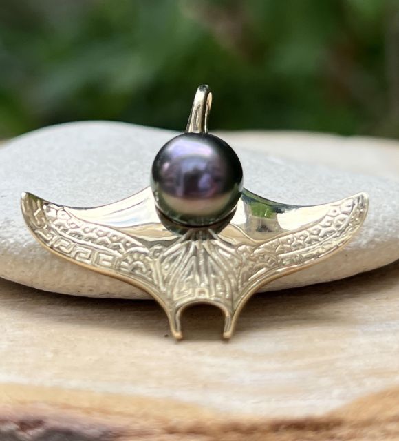 Bijou en perle de Tahiti aux reflets rares et lustre exceptionnel. Certificat d’authenticité et livraison sécurisée – Poemotu.