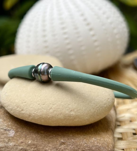 Bijou en perle de Tahiti aux reflets rares et lustre exceptionnel. Certificat d’authenticité et livraison sécurisée – Poemotu.