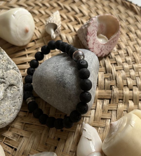 Découvrez immédiatement notre bracelet avec des pierres de lave noires naturelles et une perle de Tahiti des Tuamotu aux couleurs pastels !