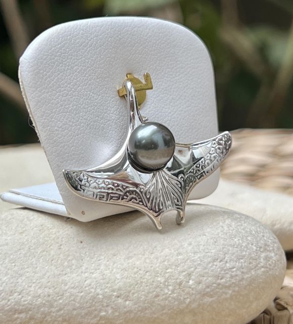 Bijou en perle de Tahiti aux reflets rares et lustre exceptionnel. Certificat d’authenticité et livraison sécurisée – Poemotu.