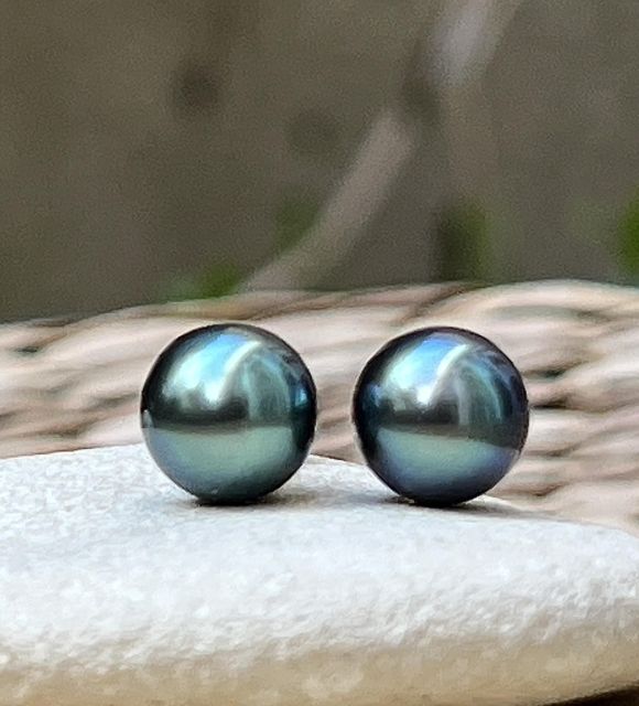 Les clous d’oreilles “Éclatante” mettent en lumière deux perles de Tahiti rondes de 9,00 mm, d’un vert profond et reflets bleus au lustre excellent et qualité AAA+