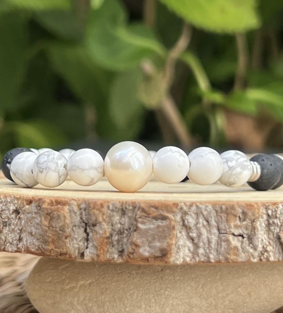 Découvrez notre bracelet en howlite et perle d’eau douce, une création élégante et naturelle aux nuances douces et intemporelles.