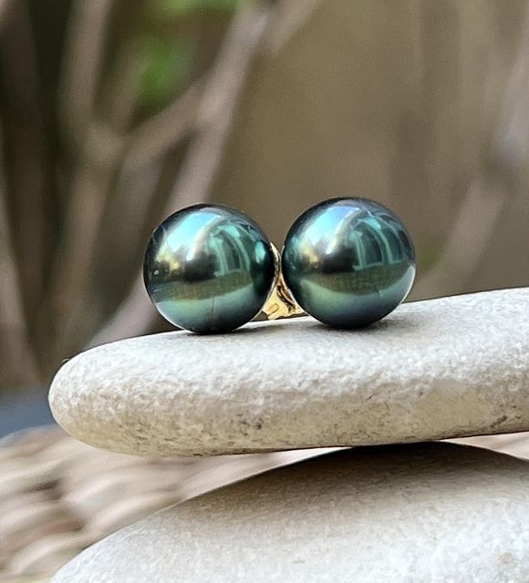 Leur couleur vert pistache lumineuse et leur lustre excellent révèlent toute la profondeur de la nacre polynésienne.