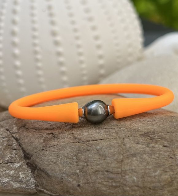 Bijou en perle de Tahiti aux reflets rares et lustre exceptionnel. Certificat d’authenticité et livraison sécurisée – Poemotu.