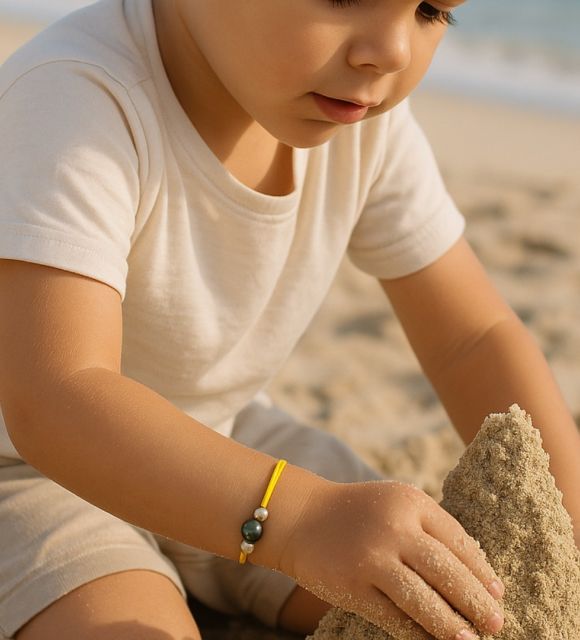 Léger, doux et lumineux, il se porte comme un talisman précieux, discret et rayonnant à la fois.