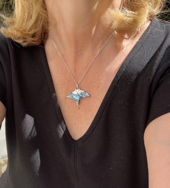 Bijou en perle de Tahiti aux reflets rares et lustre exceptionnel. Certificat d’authenticité et livraison sécurisée – Poemotu.