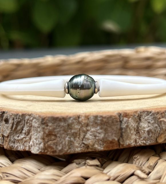 Découvrez Teahupoo, un bracelet en perle de Tahiti de 10.12 mm inspiré de la puissance et de l’élégance des lagons de Polynésie française