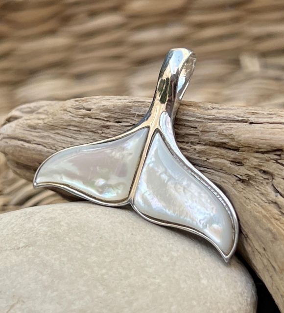 Queue de baleine en pendentif pour homme - argent rhodié - création exclusive Poemotu - nacre issue de la culture de nos perles de Tahiti