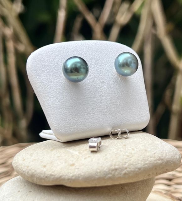 Leur couleur outre-mer, profonde et vivante, révèle toute sa beauté sous la lumière naturelle : un éclat organique qui étincelle comme l’océan au soleil.