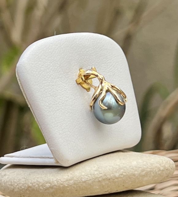 En or jaune 18 carats, la pieuvre enlace une perle de Tahiti goutte de 9,32 mm, couleur bleu lagon au lustre excellent, qualité AAA - certifié et garanti