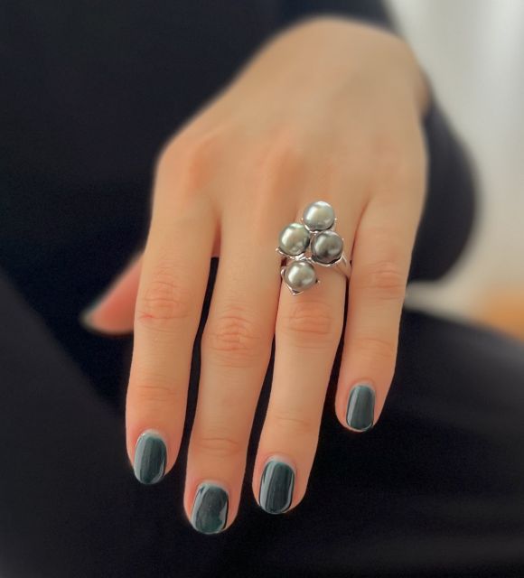 Brillez de mille feux avec notre bague "Harmonie" en argent rhodié ornée de quatre véritables perles de Tahiti aux nuances pastels
