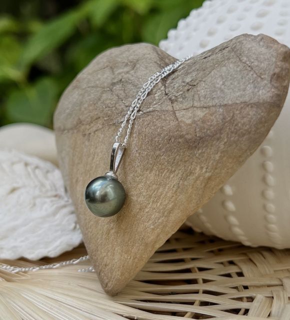 La nuance peacock de cette perle de Tahiti d'un éclat intense est un vibrant hommage à la nacre perlière qui l'a produite -diamètre de 11,23mm -certificat GIA