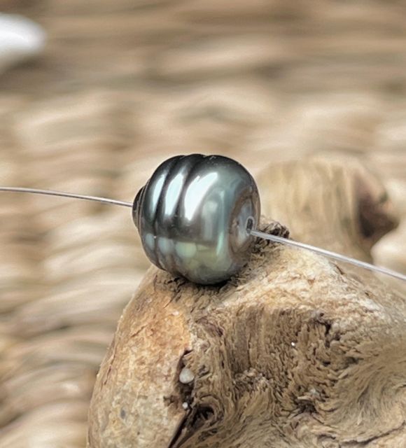 Couleur Éclatante Bleue lagon pour cette vraie perle de culture de Tahiti montée sur un câble transparent - collier invisible sublimant la perle sur votre cou - Saint Valentin - Fête des Mères