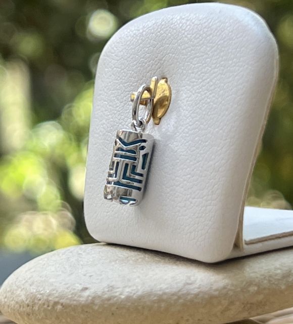Mini pendentif Tiki en argent rhodié et turquoise naturelle. Inspiré des croyances polynésiennes, il évoque le Mana et la protection dans un bijou discret, idéal comme premier Tiki ou cadeau symbolique