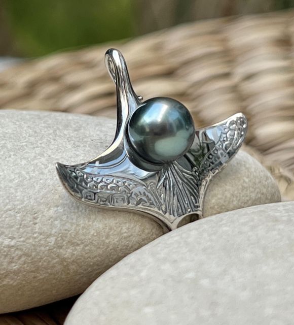 Une raie manta en argent rhodié enlace une perle de Tahiti ovale de 8,71 mm, gris-bleu et au très beau lustre - certifé et garanti