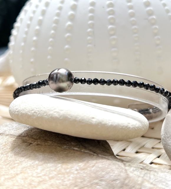 Provenant des fermes perlières écologiquement responsables de l'archipel des Tuamotu, cette perle est le fruit du travail respectueux des perliculteurs