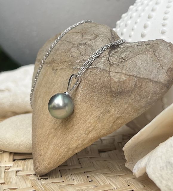 El matiz azul berenjena de esta perla de Tahití, con un brillo intenso, es un vibrante homenaje a la madreperla que la produjo. Su diámetro de 10,78 mm la clasifica entre nuestras perlas XXL.