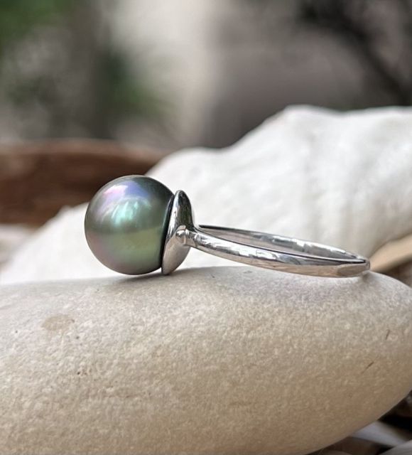 Add to your jewellery box a unique piece with this Tahitian cultured pearl in
