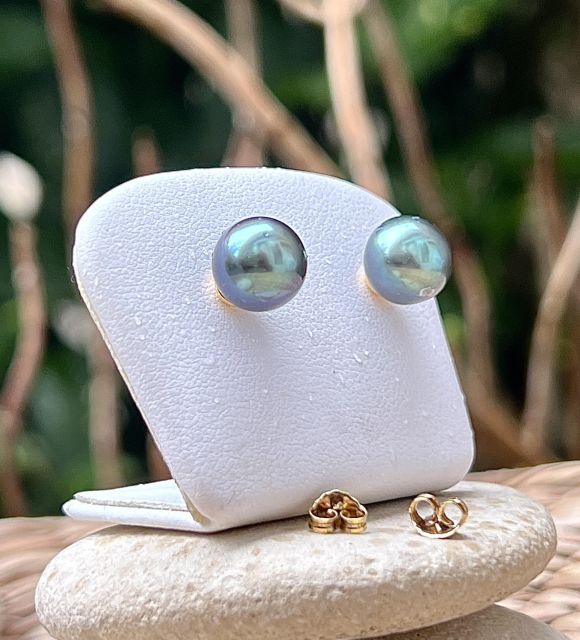 Deux perles de Tahiti capturent l’intensité des profondeurs marines, dans un bleu vibrant et profond.