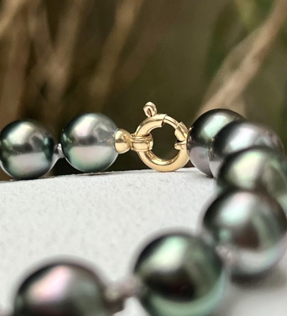 Rang de perles de culture de Tahiti peacock, de forme drop, aux diamètres de 9,85 mm à 10,60 mm, qualité AAA, lustres excellents et couleurs exceptionnelles aux reflets bleu, vert pistache, aubergine ou rose.