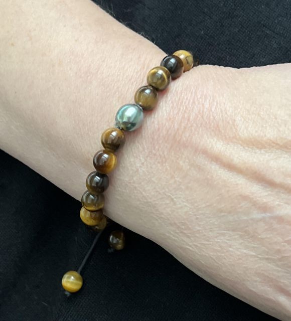 Bijou en perle de Tahiti aux reflets rares et lustre exceptionnel. Certificat d’authenticité et livraison sécurisée – Poemotu.