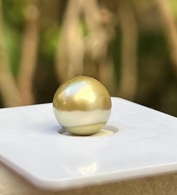 Une perle de culture de Tahiti baroque, de 9,70 mm, au lustre éclatant et à la couleur gold d’une rare intensité