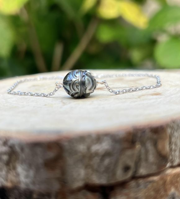 Bijou en perle de Tahiti aux reflets rares et lustre exceptionnel. Certificat d’authenticité et livraison sécurisée – Poemotu.