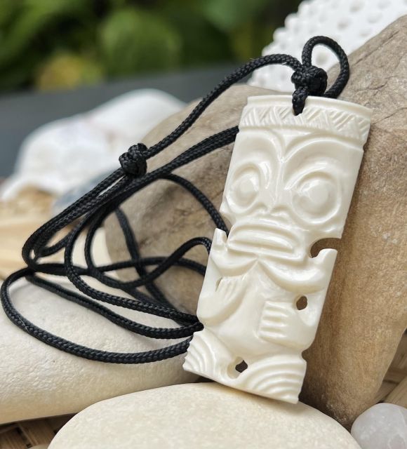 Découvrez ce ras de cou Tiki en os - une pièce créée artisanalement par notre sculpteur de Tahiti - Livraison gratuite