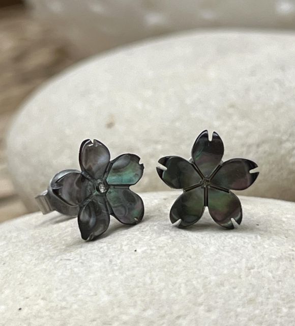 Adorables fleurs en nacre irisée de Tahiti - montées dans notre atelier de Nantes - paire de boucles d'oreilles uniques - livraison gratuite