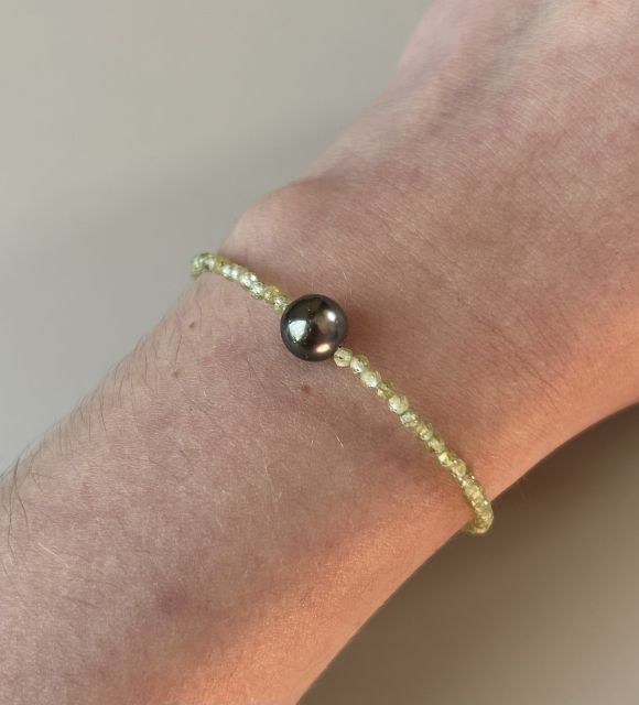 Adoptez cet adorable bracelet en véritable perle de Tahiti couleur aile de mouche - fabrication artisanale dans notre atelier de Nantes - livraison gratuite